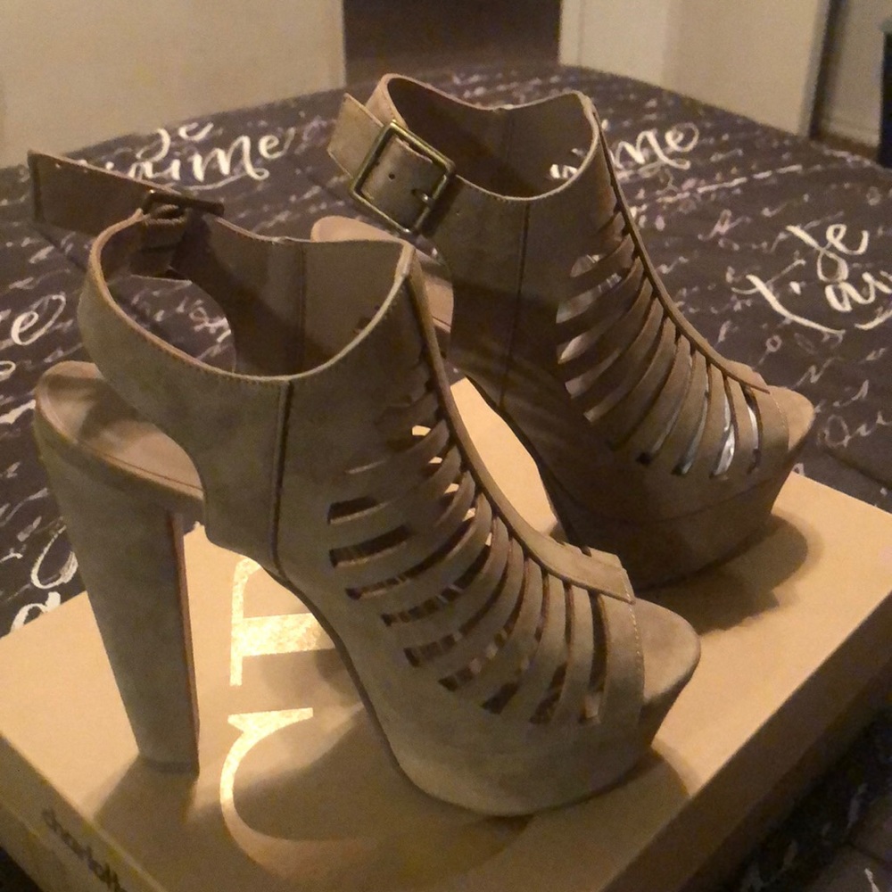 Shoes - Picture 2 of 4
